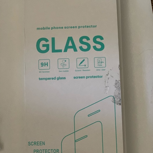 iPhone XR silicone case and 3 privacy screen protectors - Picture 4 of 5